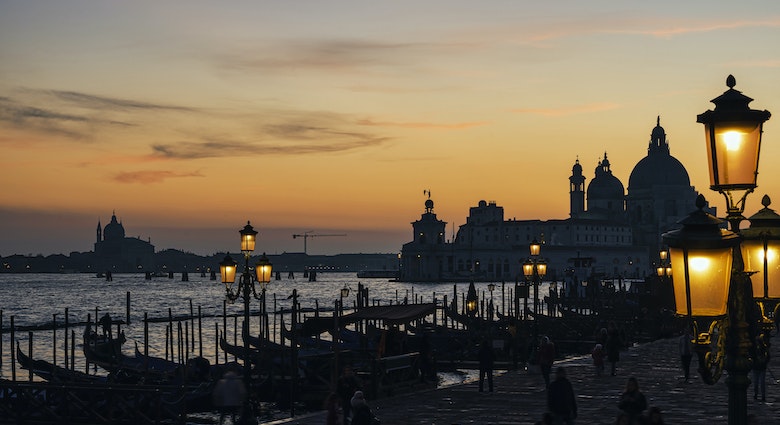 autumnal sunset over Venice city
1405164902