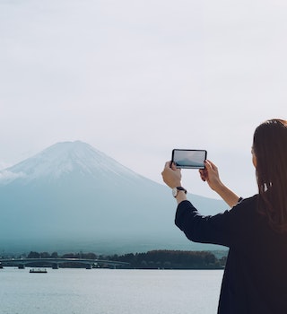 Asian female tourist taking pictures of Mt Fuji with smartphone
825495714